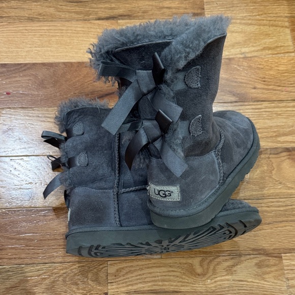 UGG Girl’s Bailey Bow Boots Sz. 4 - Picture 1 of 9